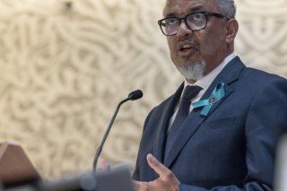 Le directeur général de l'Organisation mondiale de la santé (OMS) Tedros Adhanom Ghebreyesus salue un "moment historique" dans l'accord contre les pandémies approuvé à Genève. KEYSTONE/EPA/MAGALI GIRARDIN